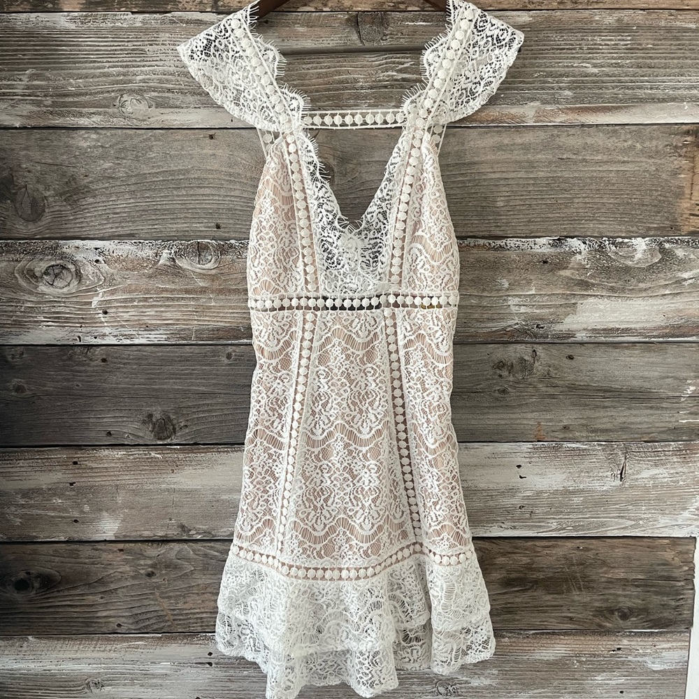 Latiste lace dress